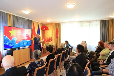 国家统一48周年：越南驻瑞士大使馆与瑞士友人举行见面会