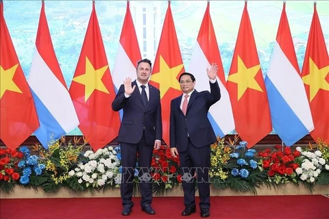 卢森堡大公国首相格扎维埃·贝泰尔结束对越南的正式访问