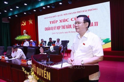 越南国会主席王廷惠在海防市吴权郡开展选民接待活动