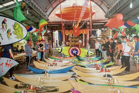 河内市伯杨内村传统 放风筝比赛颇受国内外游客的喜爱