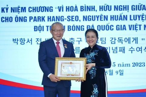 朴恒绪先生荣获越南“致力于各民族和平友谊”纪念章