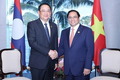 第42届东盟峰会：范明政总理会见老挝总理宋赛·西潘敦