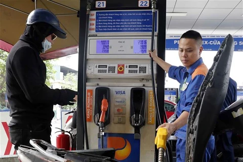 越南国内油价下降1300多越盾