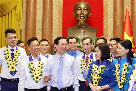 越南国家主席会见学习胡伯伯榜样的模范工会会员