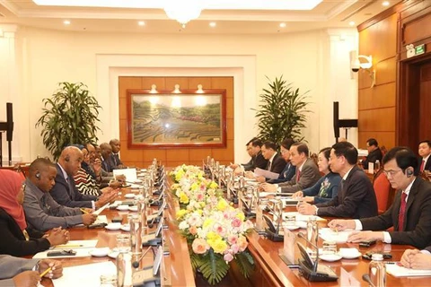越共中央组织部长张氏梅与坦桑尼亚革命党副主席基纳纳举行会谈
