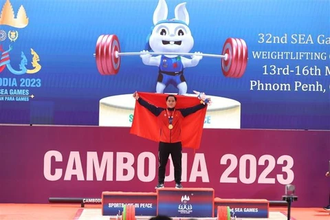 第32届东运会：越南举重运动员阮国全打破3项运动会记录夺金