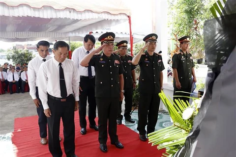 96具在老牺牲的越南烈士遗骸交接和归宿仪式在老挝川圹省举行