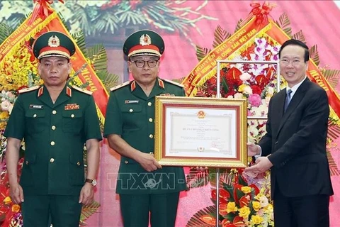 越南国家主席武文赏向国防部第二号总局授予一等军功勋章