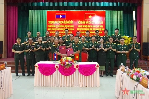 广平省军事指挥部与老挝甘蒙省军事指挥部签署合作备忘录