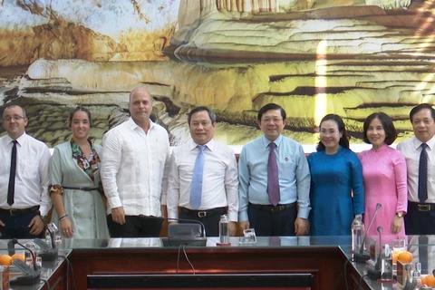 古巴保卫革命委员会高级代表团访问广平省