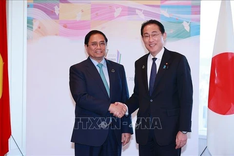越南政府总理范明政与日本首相岸田文雄举行会谈
