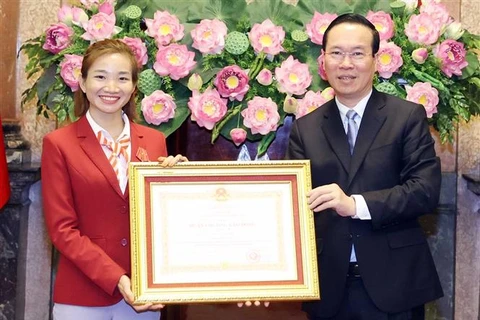 越南国家主席武文赏会见载誉归来的第32届东运会越南体育代表团