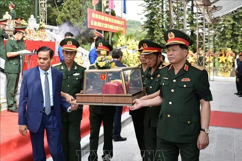 河静省为在老挝牺牲的10名烈士举行追悼会