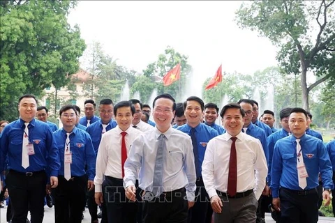 越南国家主席武文赏与学习胡伯伯榜样的先进青年举行见面会