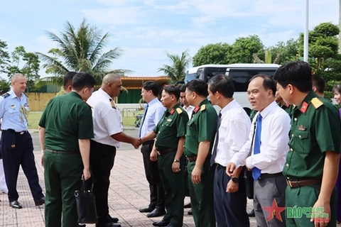 各国驻越国防武官代表团访问承天顺化省军事指挥部