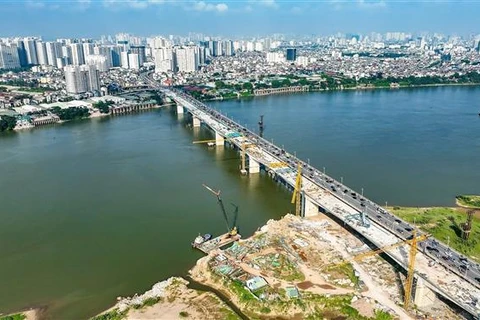 横跨红河的永绥桥二期工程顺利合龙