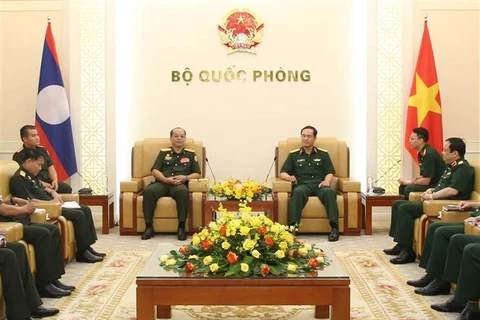 越南国防部副部长武海产上将会见老挝人民军后勤总局主任坎佩·西索尼