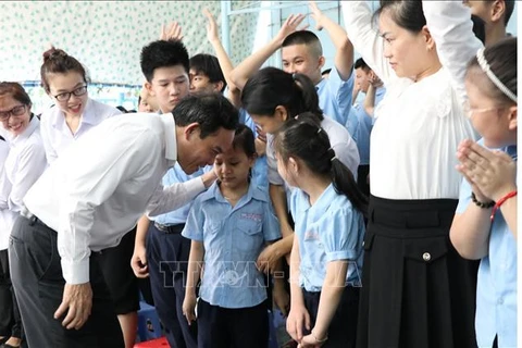  越南政府副总理陈流光在庆和省开展残疾儿童走访慰问活动