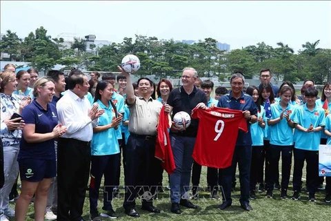 范明政总理和澳大利亚总理与两国女足队交流