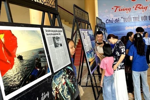 “青年与家乡海洋岛屿”的资料图片展在广南省举行