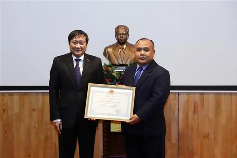 越南向凯山·丰威汉博物馆授予友谊勋章