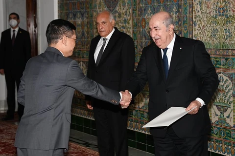越南驻阿大使向阿尔及利亚总统递交国书