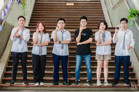 越南河内阿姆斯特丹重点高中学生在微软青少年“创新杯”上获奖