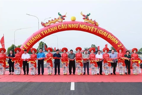 范明政总理出席北江省的如月桥落成典礼和保障性住房项目动工仪式