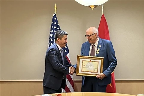 越南向三名美国友人授予“致力于各民族和平与友谊”纪念章