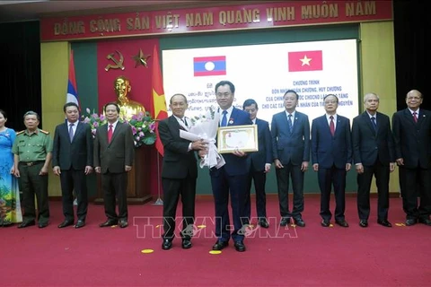 老挝向越南太原省集体和个人颁发国家勋章和徽章