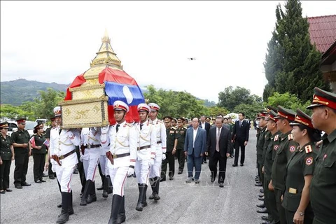 10名在老挝牺牲的越南专家和志愿军烈士的遗骸归国交接仪式在老挝乌多姆塞省举行