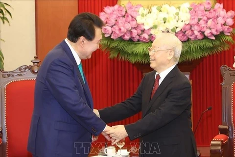 越共中央总书记阮富仲会见韩国总统尹锡悦
