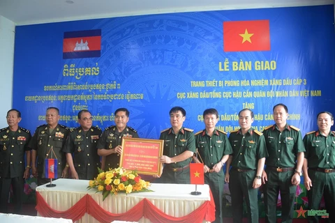 越南军队向柬埔寨皇家军队赠送石油化工实验室设备