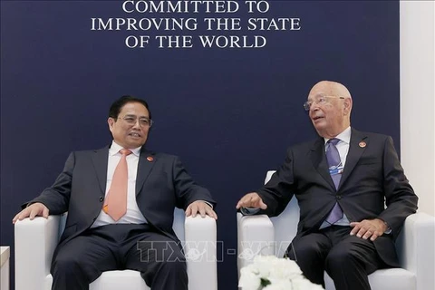 越南政府总理范明政会见世界经济论坛创始人克劳斯·施瓦布