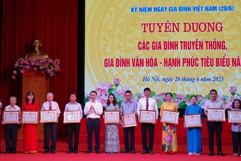 越南家庭日：河内市90户模范家庭受表彰
