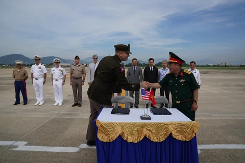 美军遗骸交接仪式在岘港国际机场举行