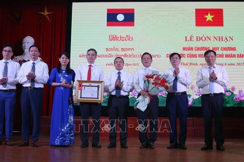  越南太平医药大学荣获老挝国家主席的一级劳动勋章