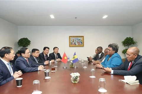 越南政府总理范明政会见巴巴多斯和蒙古国等多国总理