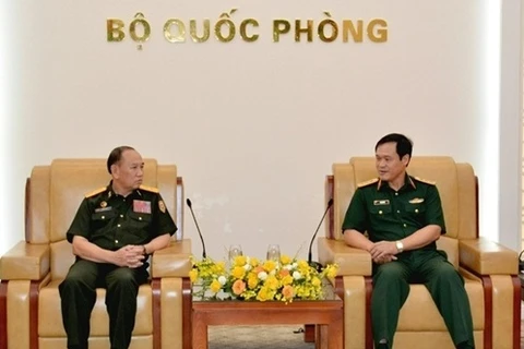 武海产上将会见老挝国防部财政局局长