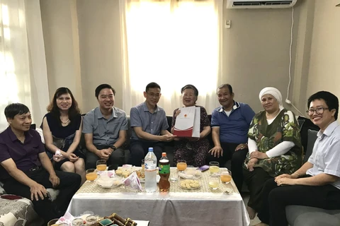 越南驻阿尔及利亚大使馆值古尔邦节之际探望旅居阿尔及利亚侨胞家庭