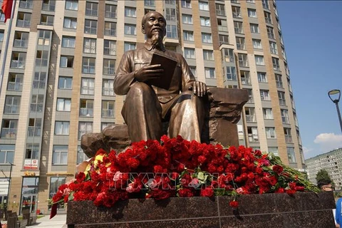位于圣彼得堡市的胡志明主席塑像落成典礼隆重举行 
