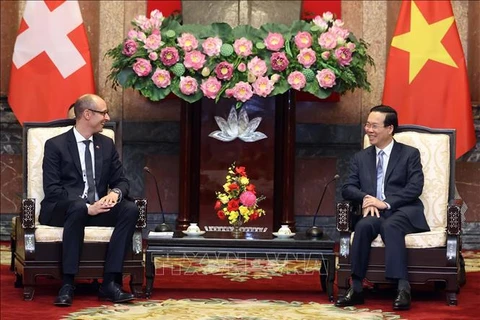 越南国家主席武文赏会见瑞士联邦议会国民院议长马丁·堪迪纳斯