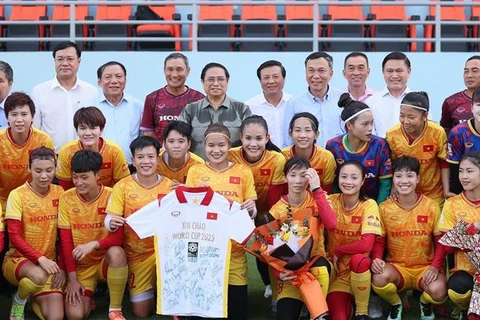 政府总理范明政在2023年国际足联女足世界杯前夕会见越南女足