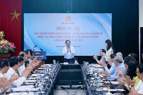 越南政府总理范明政出席促进经济外交工作会议