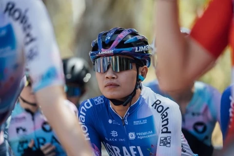 越南女子自行车运动员阮氏实参加欧洲最负盛名的自行车比赛