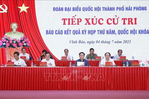 越南国会主席王廷惠在海防市永宝县开展选民接待活动