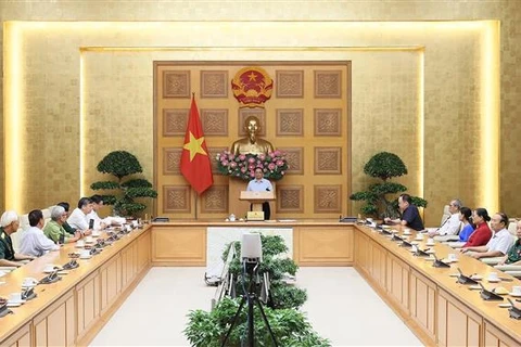 越南政府总理范明政会见南定省革命有功者典范代表团