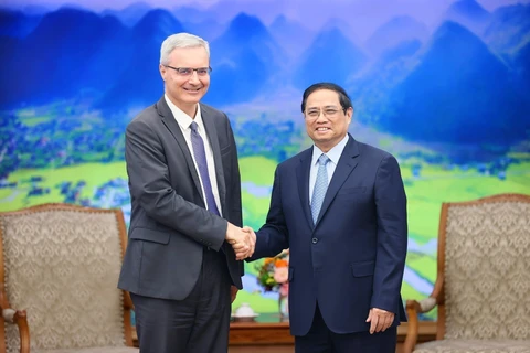 越南政府总理范明政会见法国驻越南大使