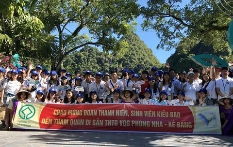 2023年越南夏令营吸引百余名海外越南青少年参加