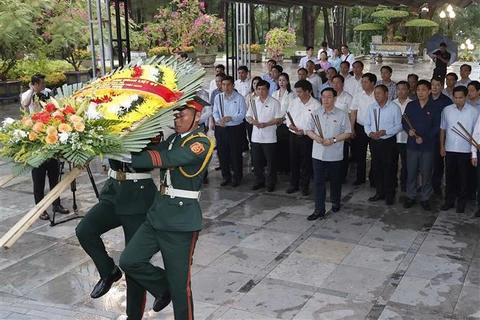越南国会主席王廷惠在广治省向英烈们进香献花